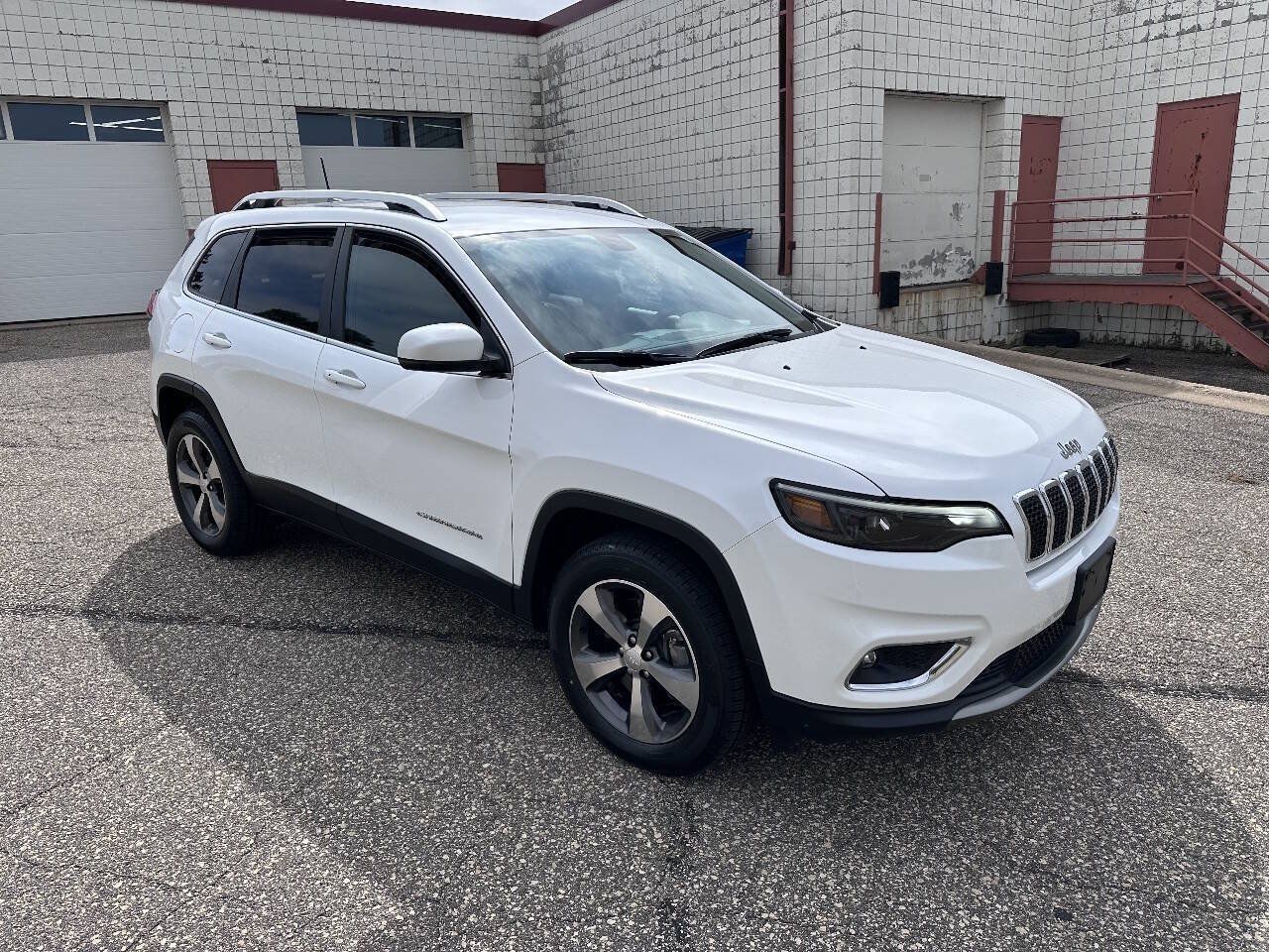 Used 2019 Jeep Cherokee Limited AWD/4WD image 2