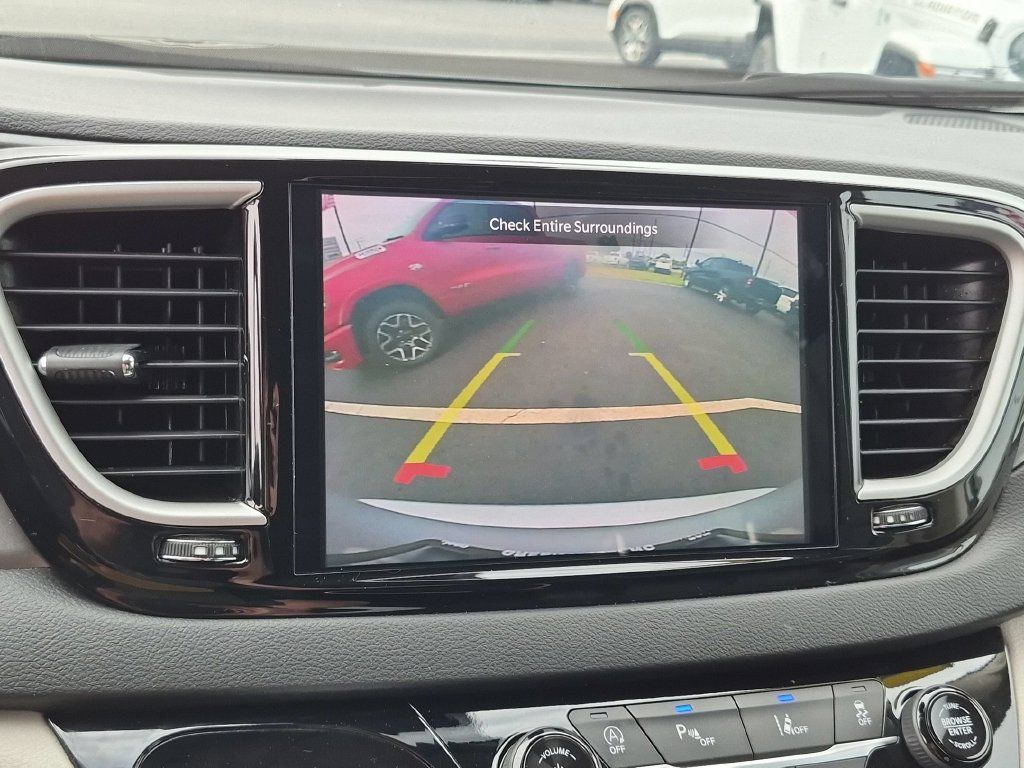 Used 2024 Chrysler Pacifica Touring-L FWD image 19