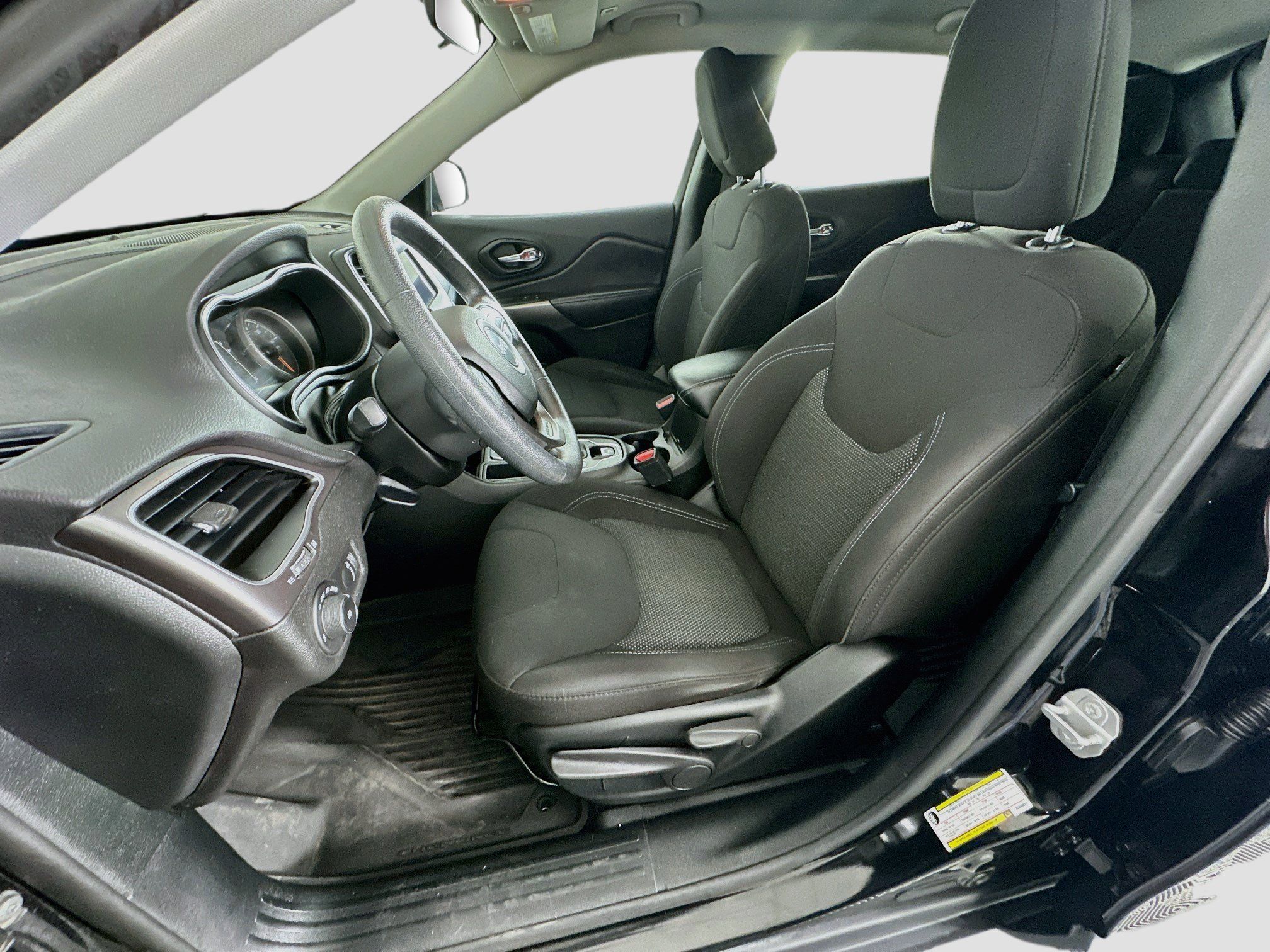Used 2019 Jeep Cherokee Latitude w/ Popular Appearance Group FWD image 13