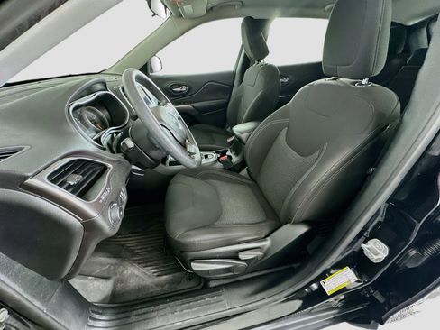 Used 2019 Jeep Cherokee Latitude w/ Popular Appearance Group FWD image 13