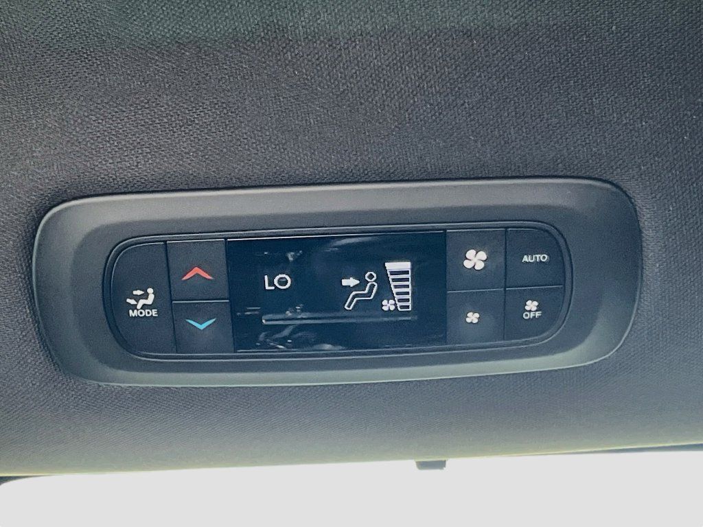 Used 2026 Chrysler Pacifica Select FWD image 24