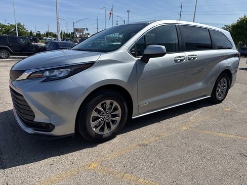 Used 2021 Toyota Sienna LE FWD image 10