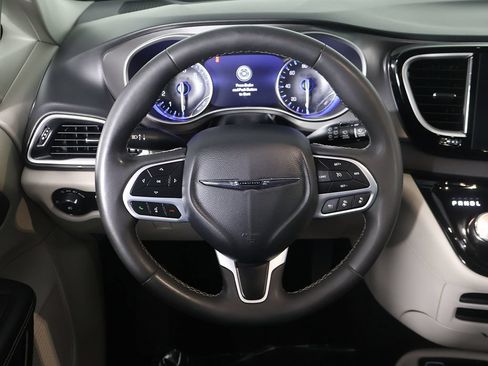 Used 2024 Chrysler Pacifica Touring-L FWD image 39