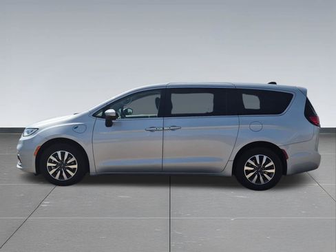 Used 2023 Chrysler Pacifica Touring-L FWD image 3
