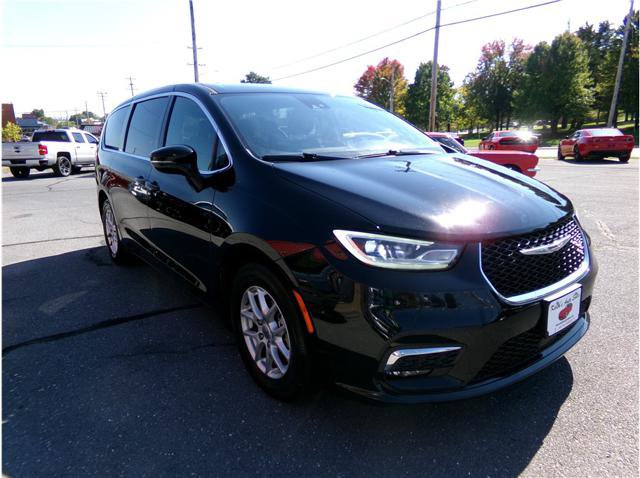 Used 2025 Chrysler Pacifica Select FWD image 1