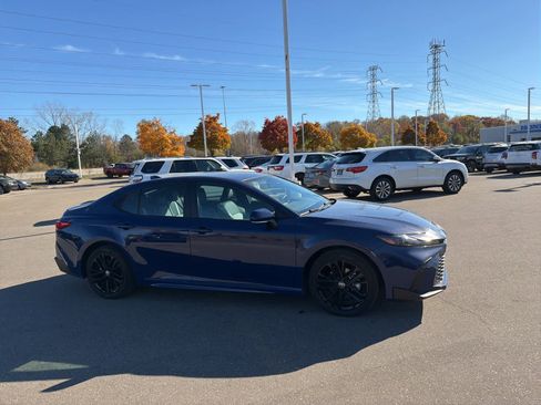Used 2025 Toyota Camry SE image 12