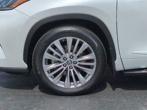Certified 2025 Toyota Highlander Platinum image 7