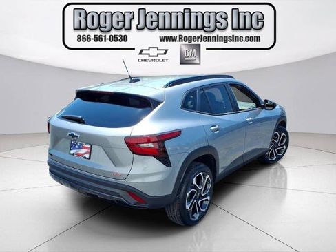 Used 2024 Chevrolet Trax RS w/ Sunroof Package FWD image 4