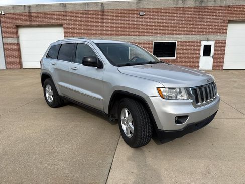 Used 2012 Jeep Grand Cherokee Laredo w/ Laredo E Group AWD/4WD image 3