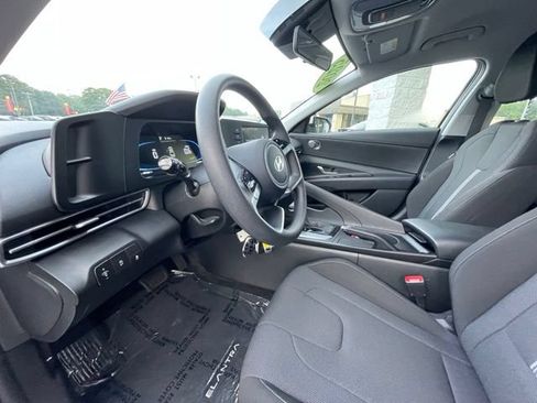 Used 2025 Hyundai Elantra SE FWD image 10