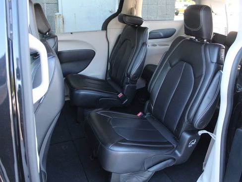 Used 2023 Chrysler Pacifica Touring-L FWD image 32