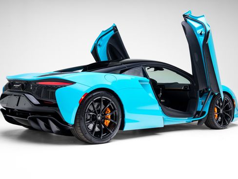 Used 2023 McLaren Artura image 40