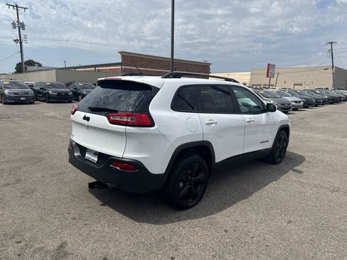 Used 2018 Jeep Cherokee Latitude w/ Altitude Package FWD image 6