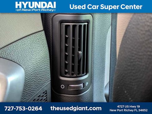 Used 2018 Hyundai Santa Fe Sport FWD image 17