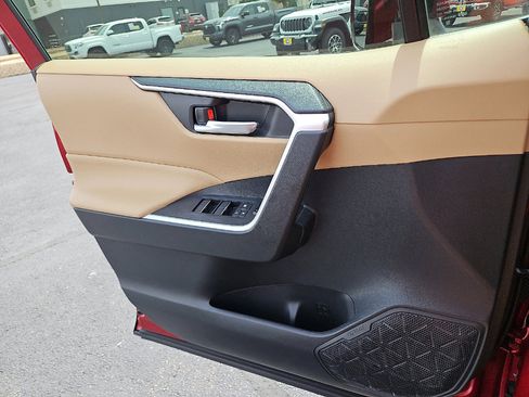 Used 2020 Toyota RAV4 XLE Premium FWD image 13