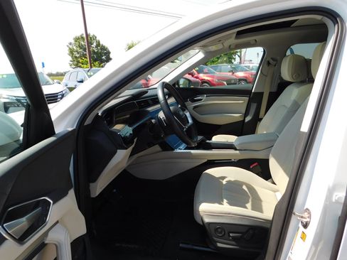 Used 2021 Audi e-tron Premium Plus w/ Premium Plus Package AWD/4WD image 17