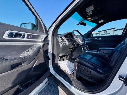Used 2015 Ford Explorer XLT w/ Equipment Group 202B AWD/4WD image 10