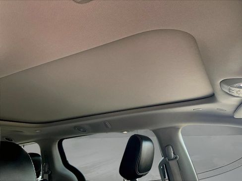 Used 2023 Chrysler Pacifica Limited FWD image 31
