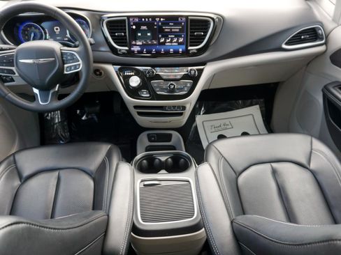 Used 2023 Chrysler Pacifica Touring-L image 10