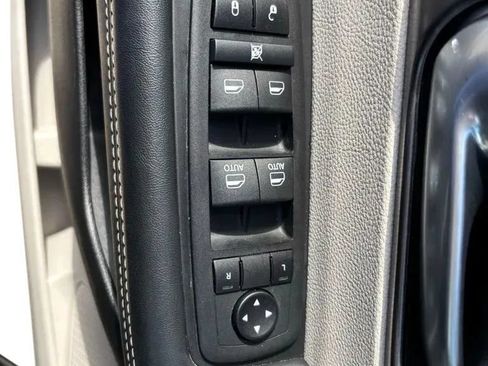 Used 2024 Chrysler Pacifica Touring-L FWD image 22