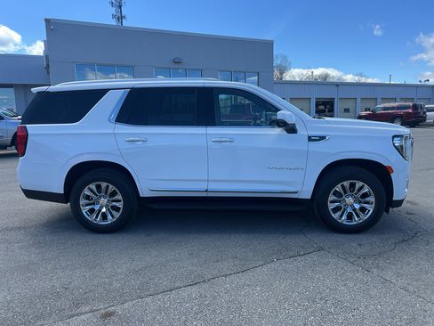 Used 2022 GMC Yukon SLT w/ SLT Premium Package image 3