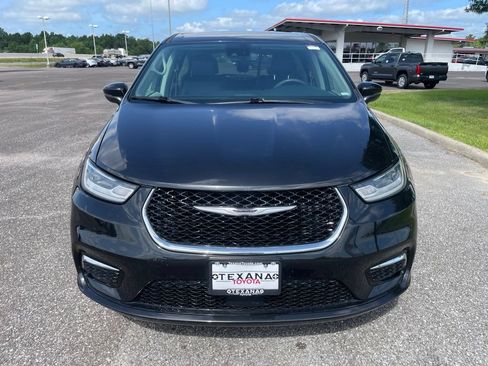 Used 2023 Chrysler Pacifica Touring-L FWD image 2