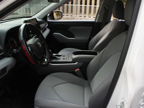 Used 2020 Toyota Highlander L AWD/4WD image 14
