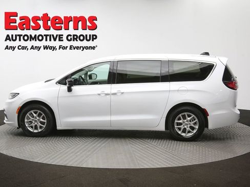 Used 2024 Chrysler Pacifica Touring-L image 97