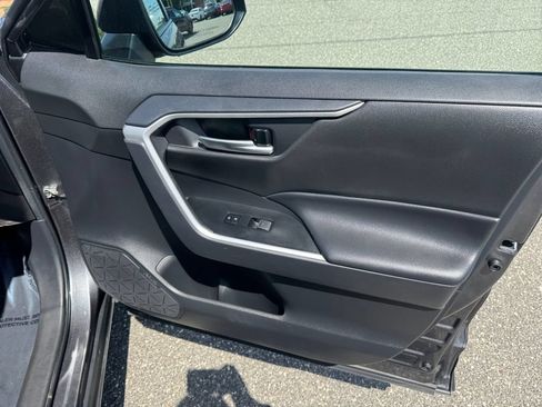Used 2025 Toyota RAV4 XLE AWD/4WD image 17