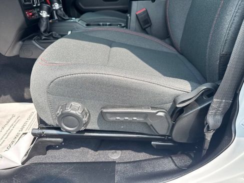 Used 2025 Jeep Wrangler Unlimited Rubicon AWD/4WD image 39