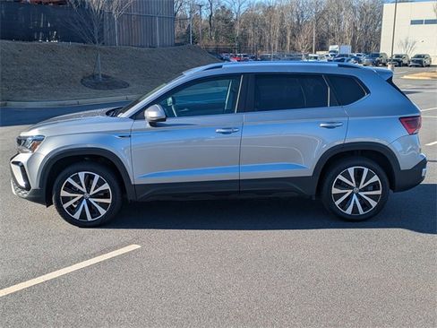 Certified 2023 Volkswagen Taos SE w/ Black Wheel Package image 7