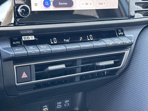 New 2025 Toyota Camry SE image 19