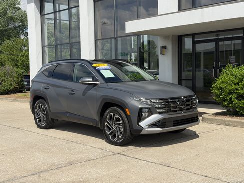 Certified 2025 Hyundai Tucson Limited AWD/4WD image 2