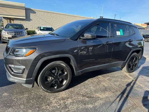 Used 2019 Jeep Compass Latitude FWD image 2
