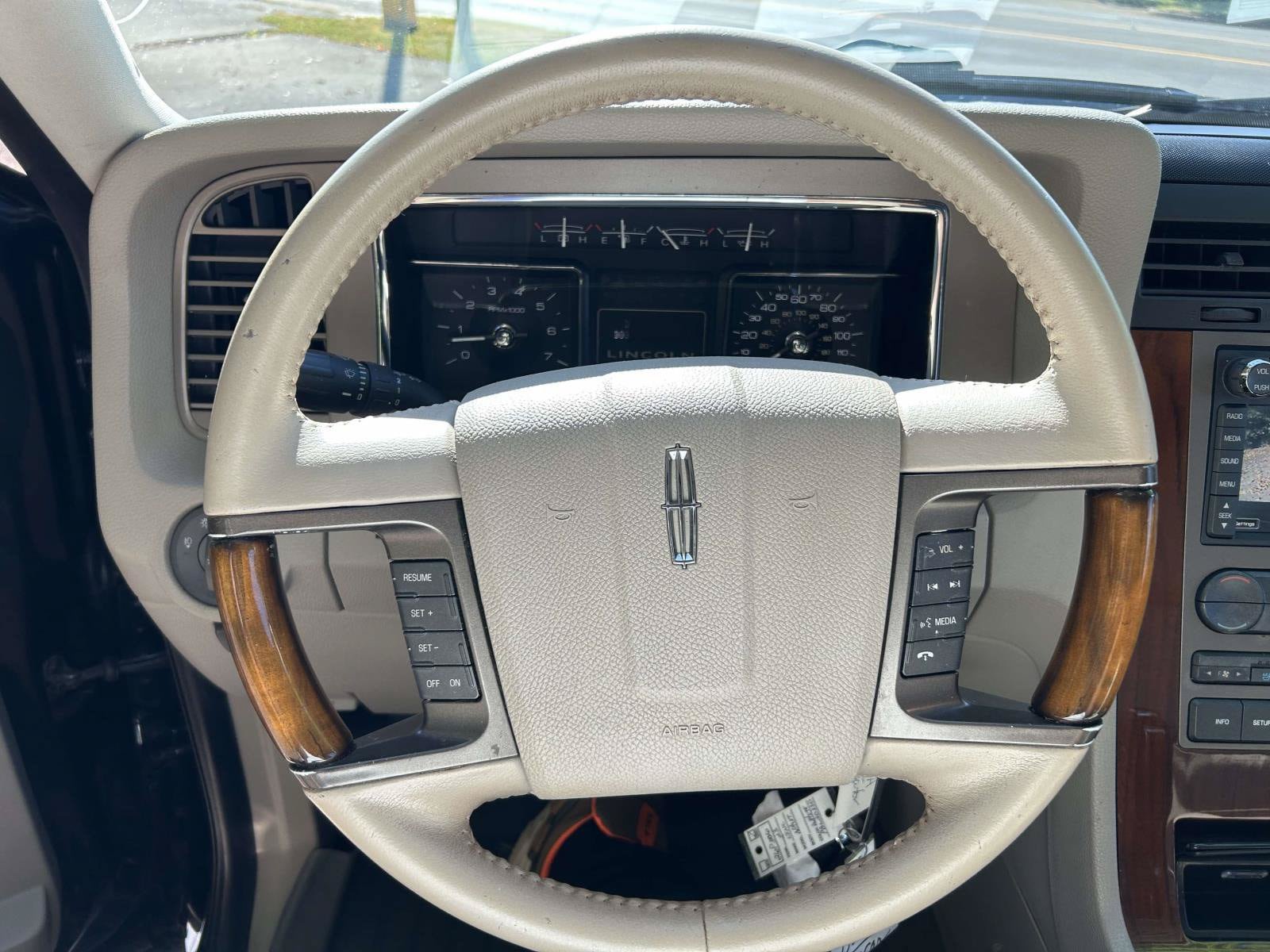 Used 2014 Lincoln Navigator 2WD image 32