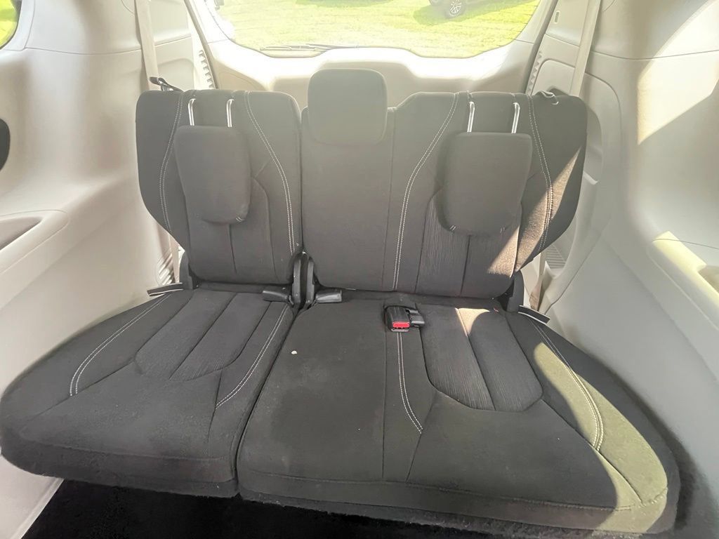 Used 2023 Chrysler Voyager LX FWD image 9