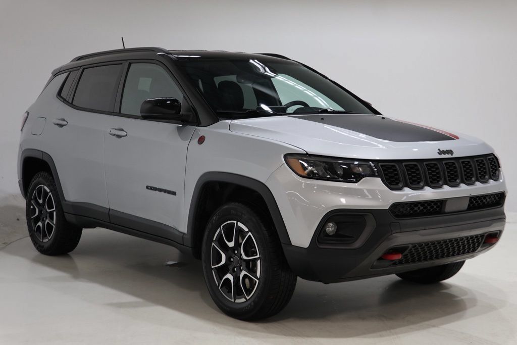Used 2025 Jeep Compass Trailhawk AWD/4WD image 1