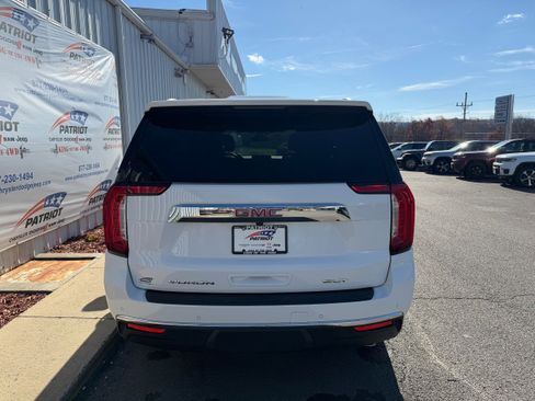 Used 2023 GMC Yukon SLT w/ SLT Premium Package image 11