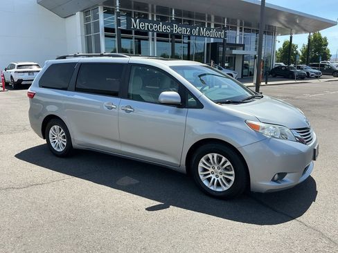 Used 2016 Toyota Sienna XLE w/ XLE Navigation Package FWD image 5