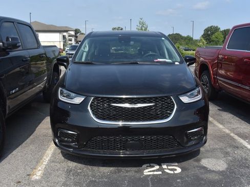 Used 2024 Chrysler Pacifica Touring-L FWD image 2