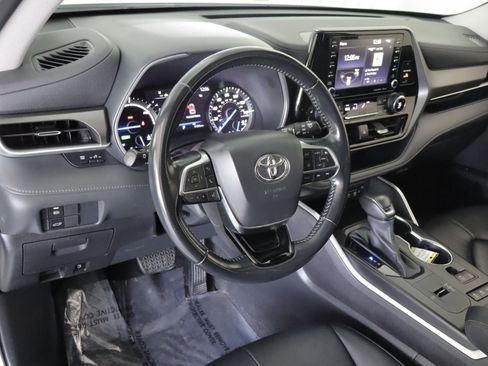 Used 2021 Toyota Highlander XLE AWD/4WD image 12