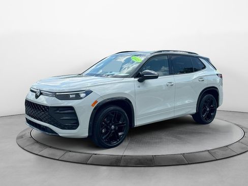 Used 2025 Volkswagen Tiguan SE R-Line AWD/4WD image 3