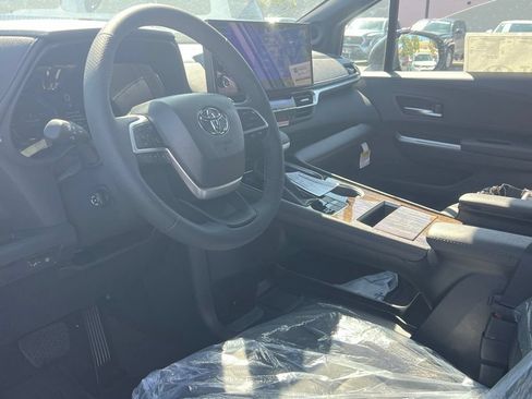 Used 2026 Toyota Sienna Limited FWD image 11