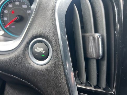 Used 2023 Chevrolet Traverse LT image 30