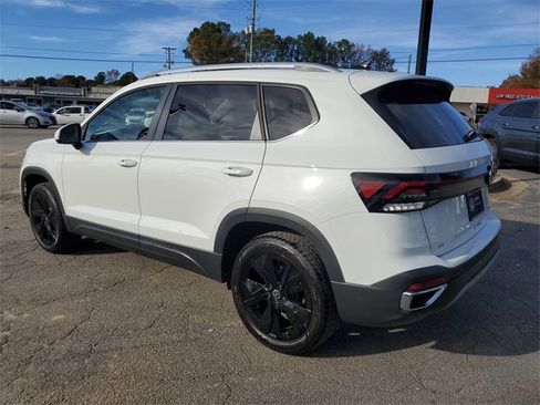 Certified 2025 Volkswagen Taos SE image 6