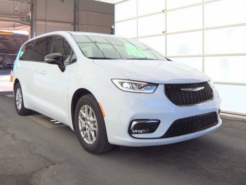 Used 2025 Chrysler Pacifica Select image 7