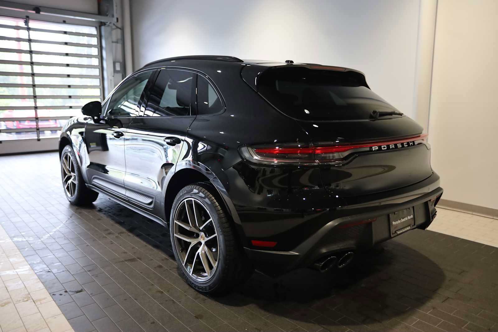 Used 2026 Porsche Macan AWD/4WD image 3