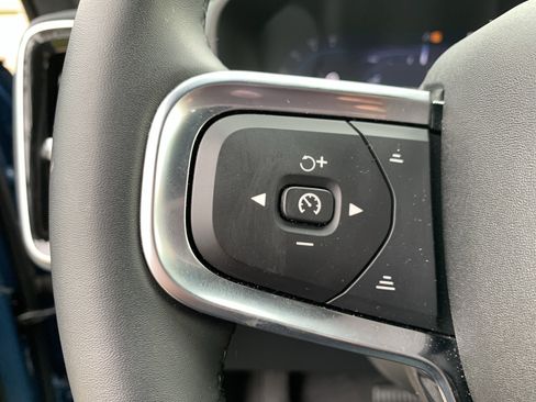 Used 2025 Volvo XC40 B5 Plus image 19