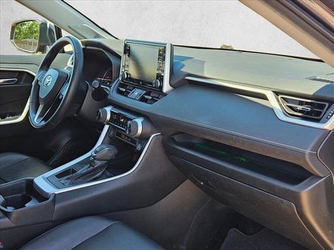 Used 2020 Toyota RAV4 XLE Premium FWD image 22