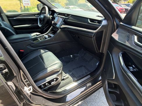 Used 2025 Jeep Grand Cherokee Overland w/ Luxury Tech Group IV AWD/4WD image 20